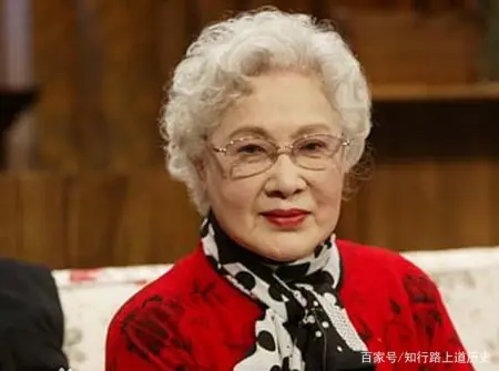 秦怡被确诊了肠癌，医生直言“活不久”，结果98岁仍容光焕发